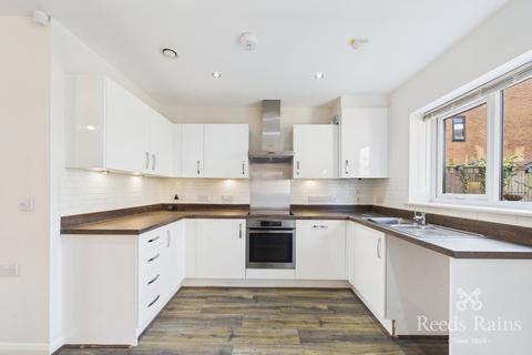 3 bedroom end of terrace house to rent, Deanwater Close, Manchester M13