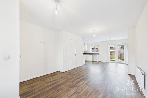 3 bedroom end of terrace house to rent, Deanwater Close, Manchester M13