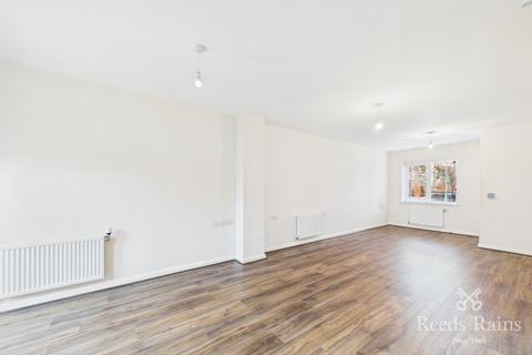 3 bedroom end of terrace house to rent, Deanwater Close, Manchester M13