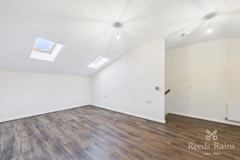3 bedroom end of terrace house to rent, Deanwater Close, Manchester M13