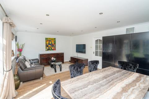 7 The Squirrels, Bushey, WD23 4RT