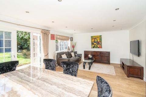 7 The Squirrels, Bushey, WD23 4RT