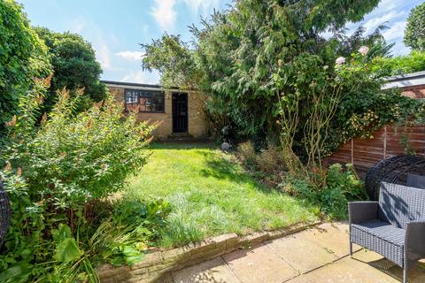 7 The Squirrels, Bushey, WD23 4RT
