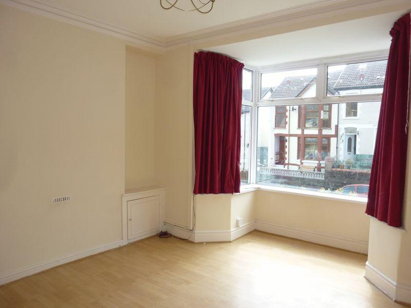 Berw Road, Tonypandy CF40 2HG 2 bed terraced house £450 pcm (£104 pw)