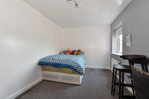 3 bedroom semi-detached house for sale, Britten Avenue, Basildon, Essex