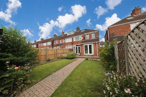 3 bedroom end of terrace house for sale, Burniston Road, Hull