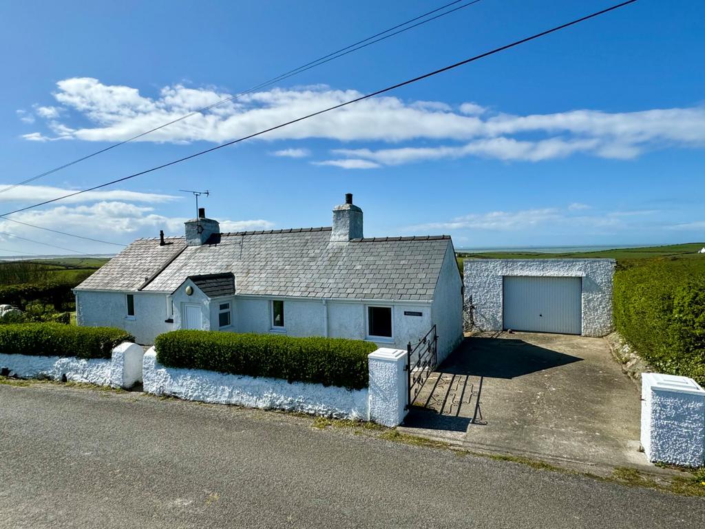 Llanfaethlu, Holyhead, Isle of... 2 bed bungalow for sale - £330,000