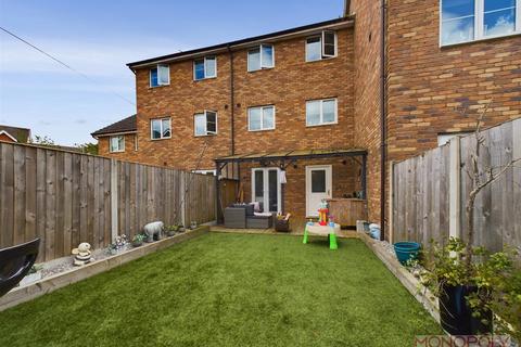 3 bedroom terraced house for sale, Wynnstay Gardens, Ruabon, Wrexham