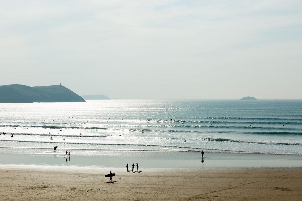 66be14ddca252 holiday makers in the sea (2)-resiz
