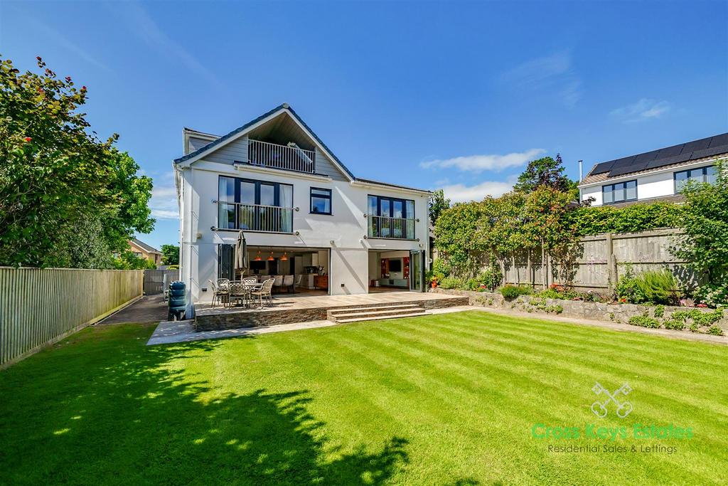 Gardens &amp; Surrounding Area