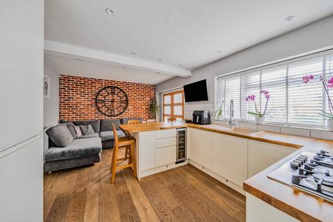 1 Chilterns Close, Flackwell Heath, High Wycombe, HP10 9BB