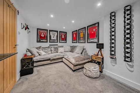 1 Chilterns Close, Flackwell Heath, High Wycombe, HP10 9BB