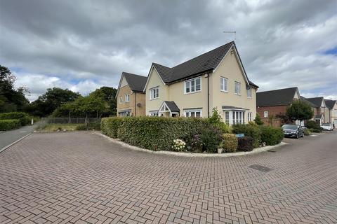 53 Oak Crescent, Wickford, SS11 7FF