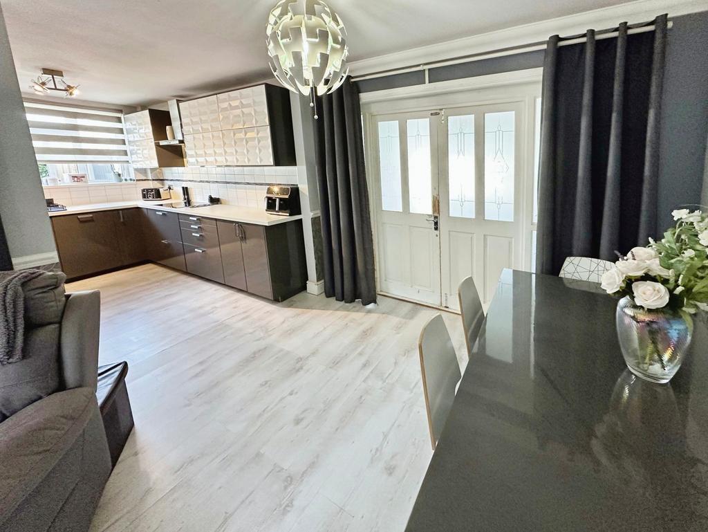 Kitchen/ Dining Area