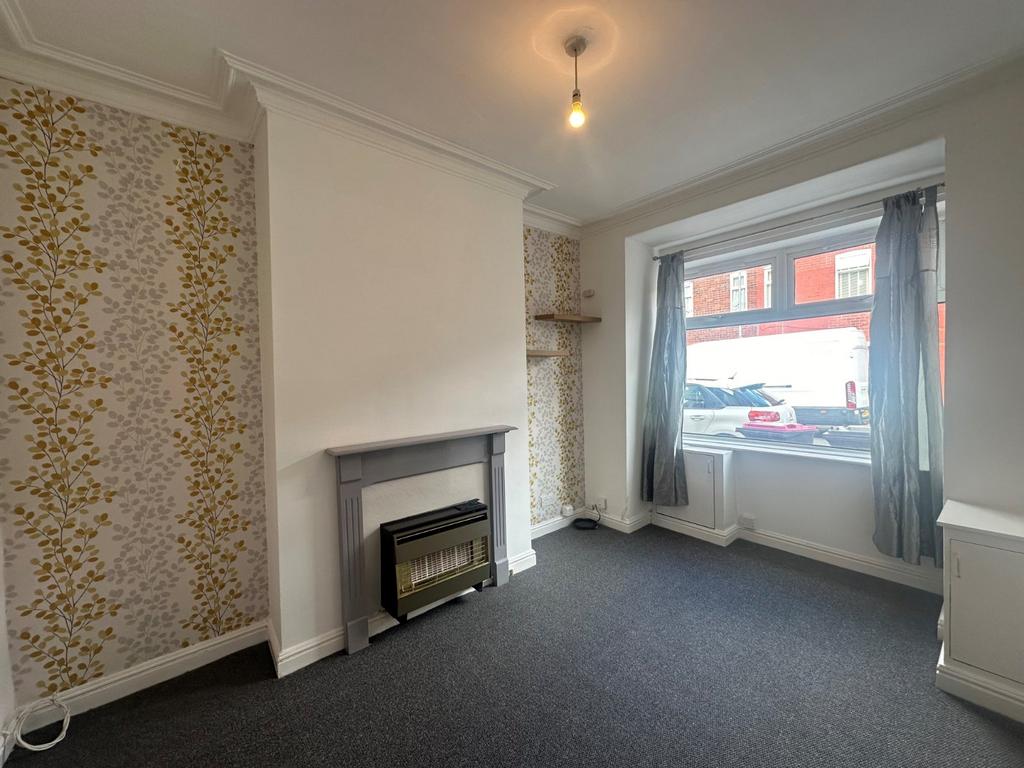 Irlam Avenue, Eccles, Manchester, M30 2 bed terraced house £1,000 pcm