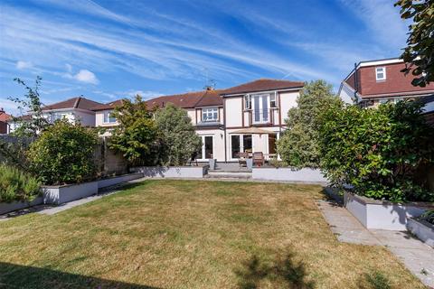 20 Purlieu Way, Theydon Bois, Epping, CM16 7ED