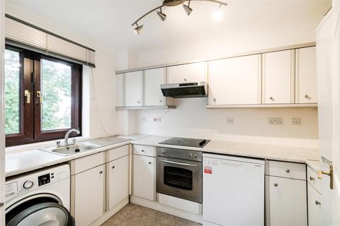 2 bedroom flat to rent, Cedar Close, Buckhurst Hill