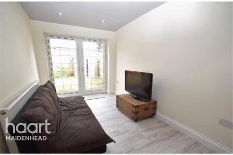 3 bedroom semi-detached house to rent, Town Center, High Wycombe