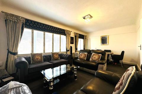 3 bedroom flat for sale, Woodford Avenue, Ilford