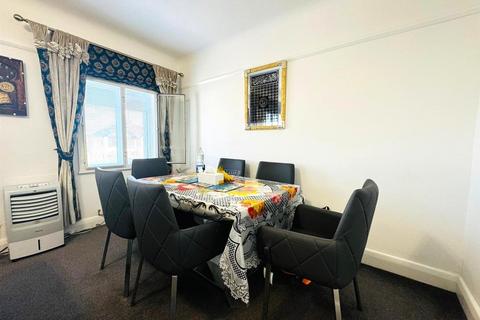 3 bedroom flat for sale, Woodford Avenue, Ilford