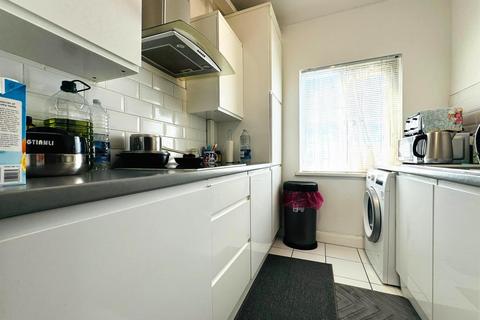 3 bedroom flat for sale, Woodford Avenue, Ilford