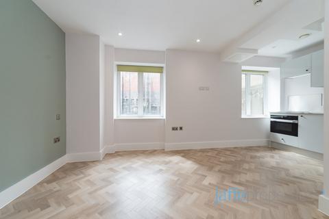 Studio to rent, Kilburn High Road, London, NW6