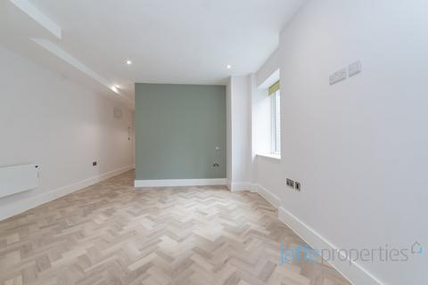 Studio to rent, Kilburn High Road, London, NW6