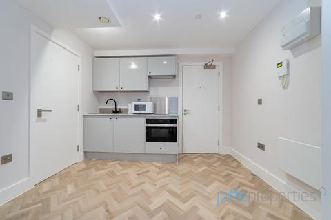 Studio to rent, Kilburn High Road, London, NW6