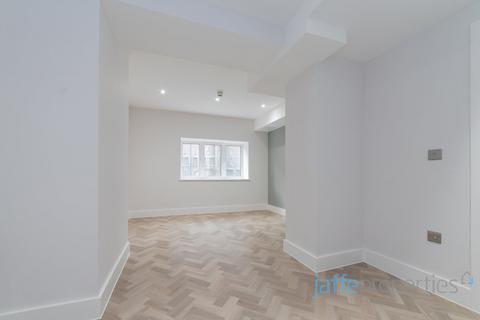 Studio to rent, Kilburn High Road, London, NW6