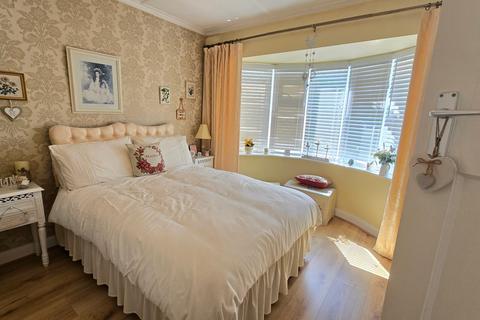 1 Kent Close, Bexhill-on-sea, TN40 2LD