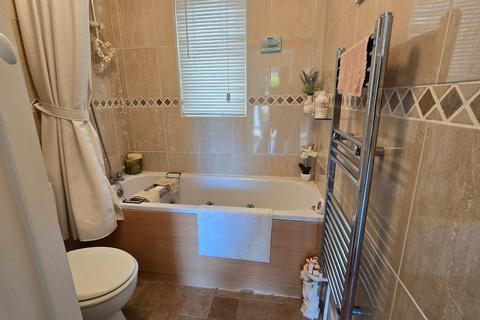 1 Kent Close, Bexhill-on-sea, TN40 2LD