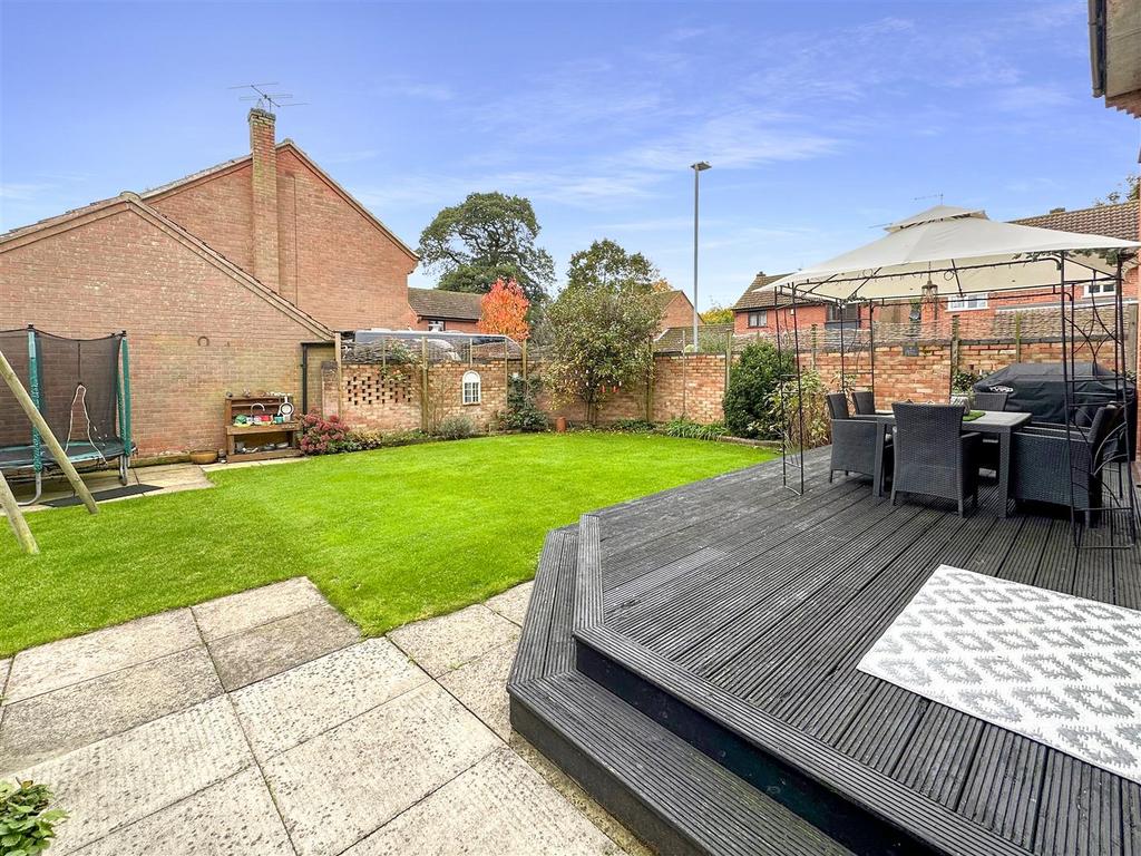 Lovely Well-Appointed Garden 602