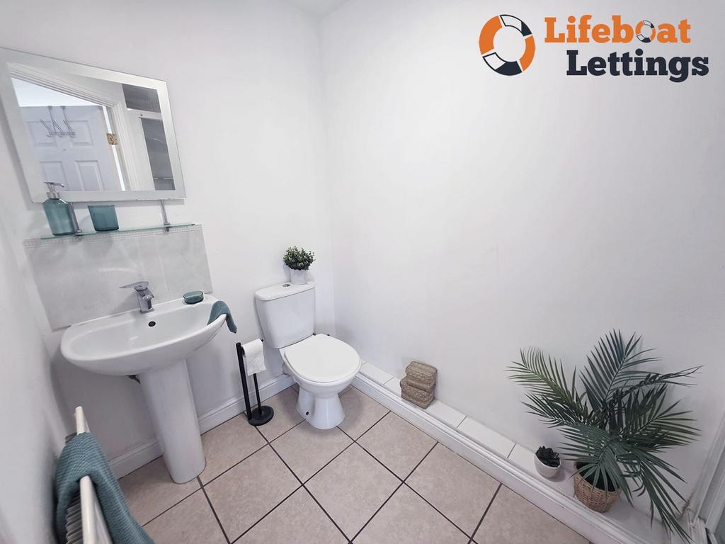 Bedroom 5 ensuite