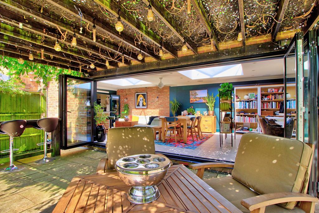 Shady pergola - ideal for entertaining