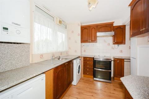 3 bedroom flat to rent, Cleveland Way, London