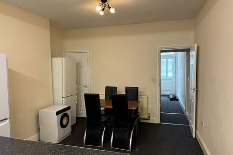 3 bedroom terraced house to rent, Birkin Avenue, Nottingham NG7