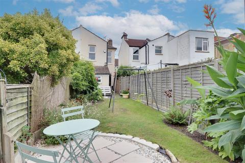 3 bedroom end of terrace house for sale, Leighville Grove, Leigh-On-Sea SS9