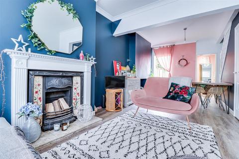 3 bedroom end of terrace house for sale, Leighville Grove, Leigh-On-Sea SS9