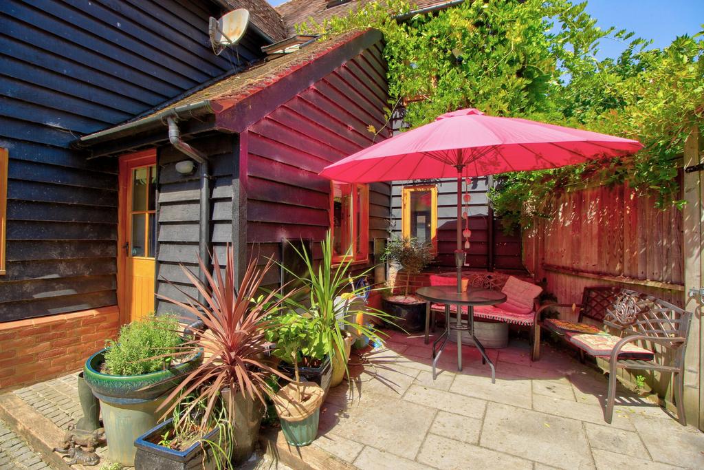 Sunny &amp; sheltered patio corner