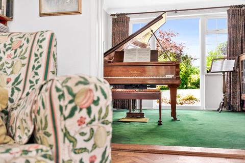27 Fairoak Drive, London, SE9 2QG