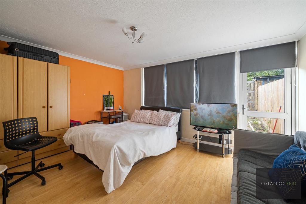 108 Woodvale Walk SE27 0 EY-10.jpg