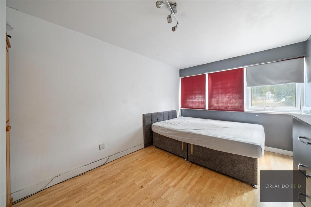 108 Woodvale Walk SE27 0 EY-3.jpg