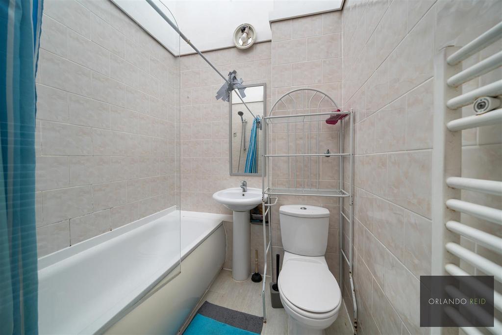 108 Woodvale Walk SE27 0 EY-4.jpg