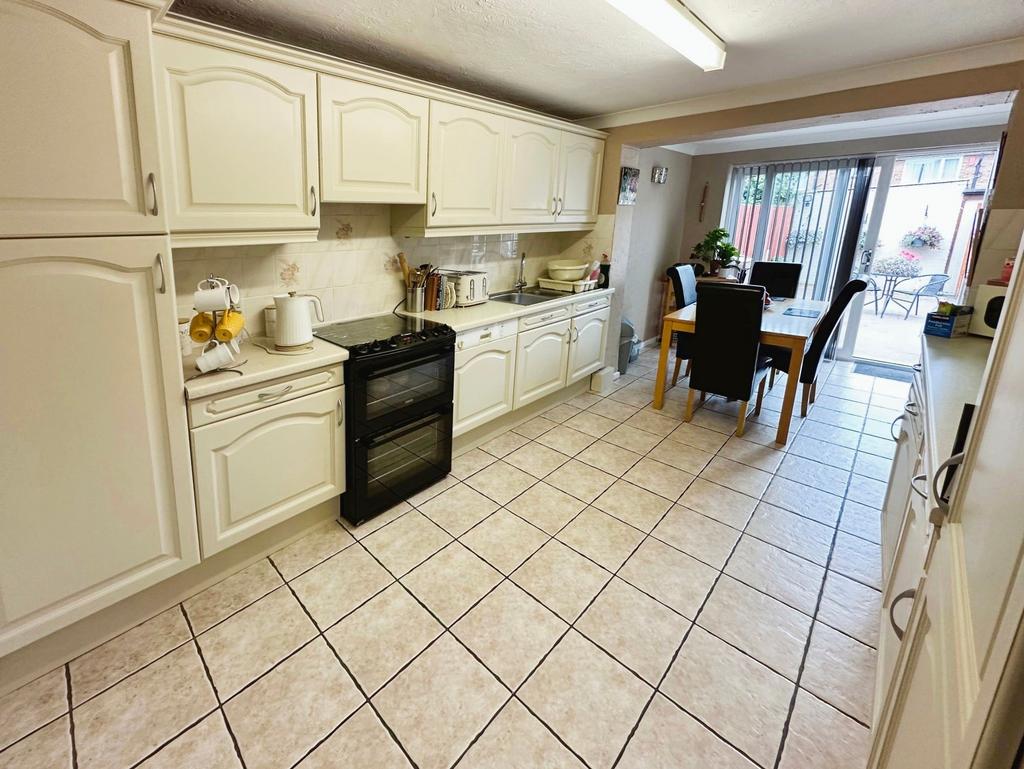 Kitchen/ Dining Room