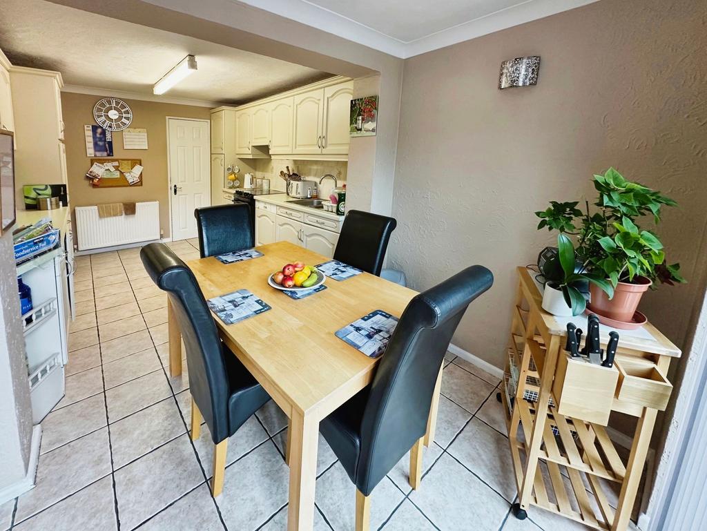 Kitchen/ Dining Room