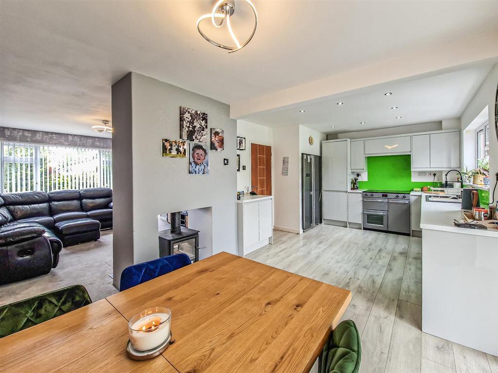 Open plan kitchen-diner