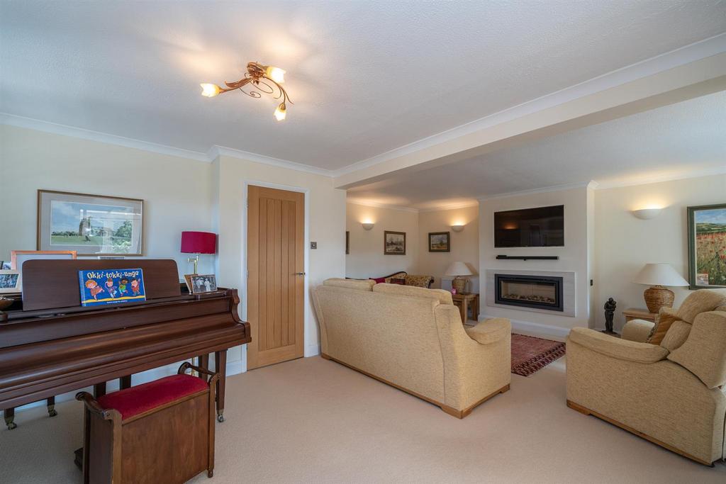 101-Holywell-Road-08621.jpg