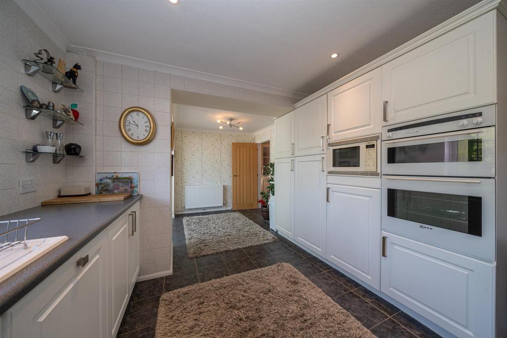 101-Holywell-Road-08571.jpg