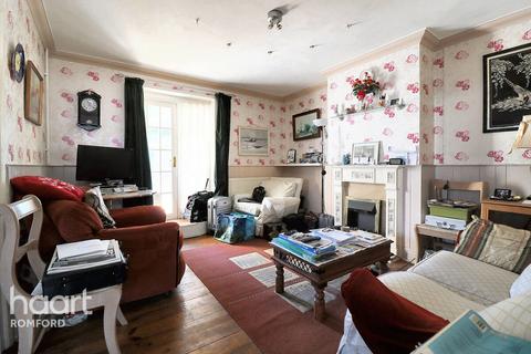 3 bedroom semi-detached house for sale, Bellhouse Road, Romford, RM7 0LJ