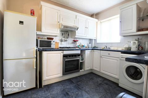 3 bedroom semi-detached house for sale, Bellhouse Road, Romford, RM7 0LJ